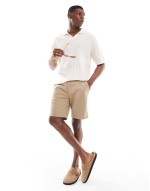 Training essentials woven shorts in chalky brown